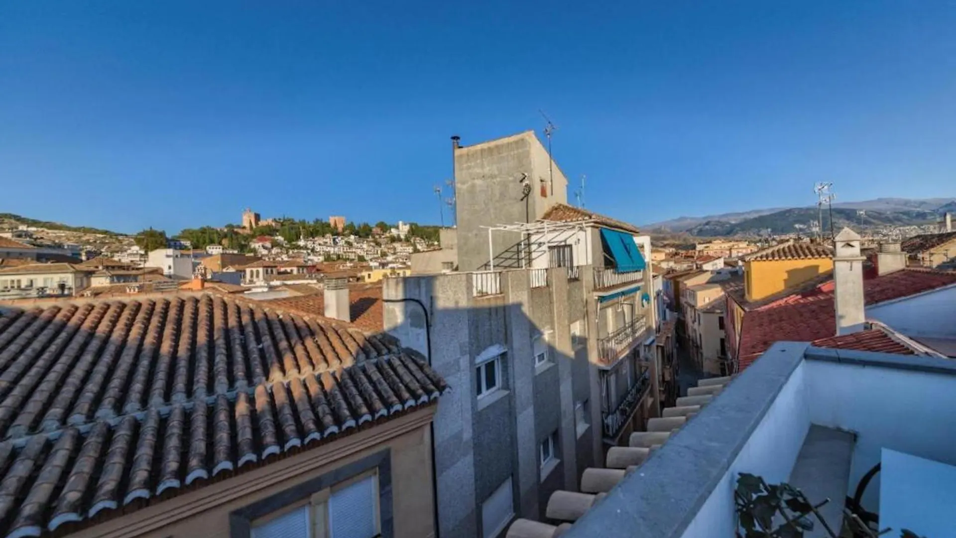 Apartamento En Casco Historico Con Terraza Comunitaria Y Parking Opcional Гранада
