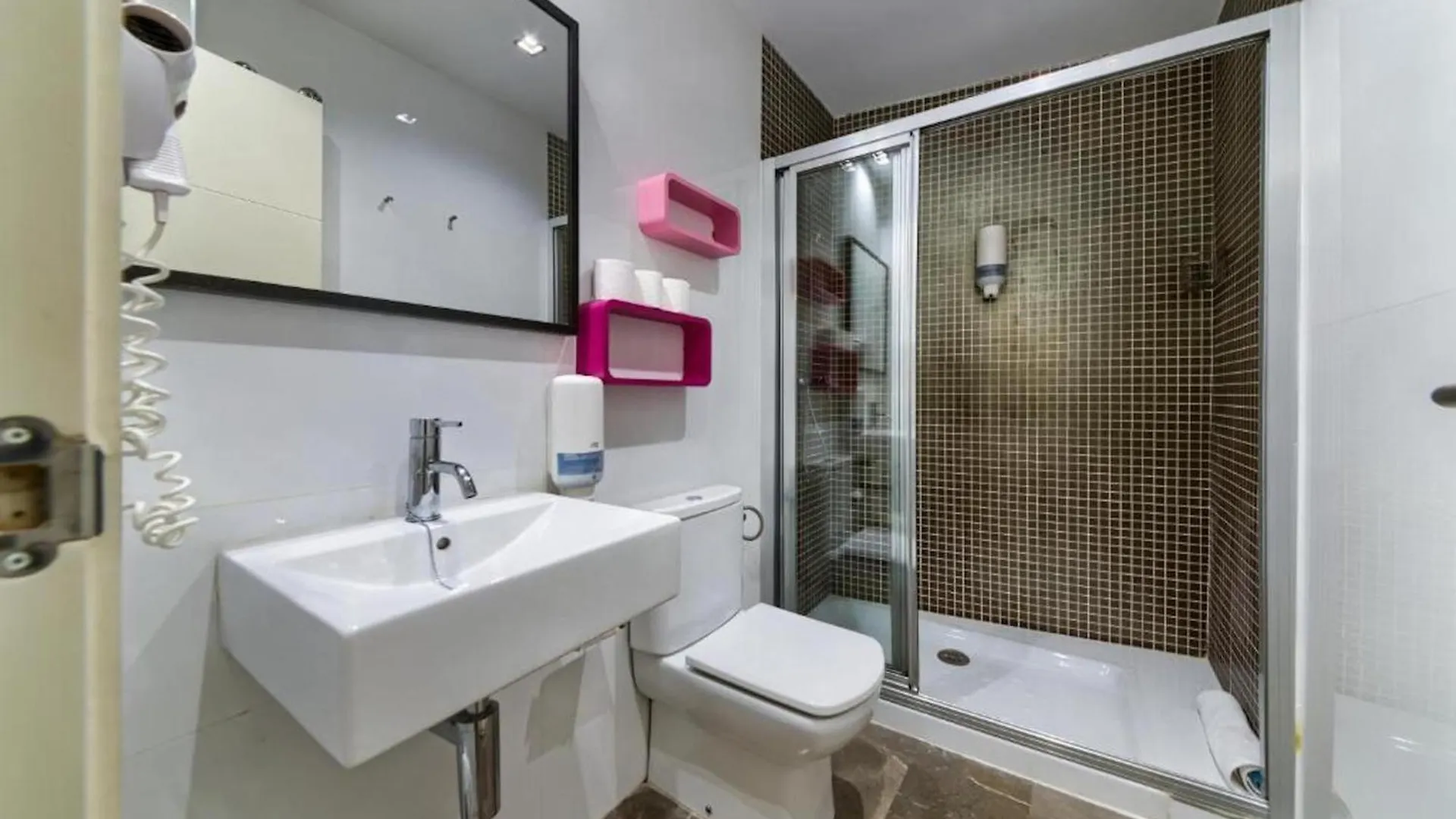 Apartamento En Casco Historico Con Terraza Comunitaria Y Parking Opcional Гранада