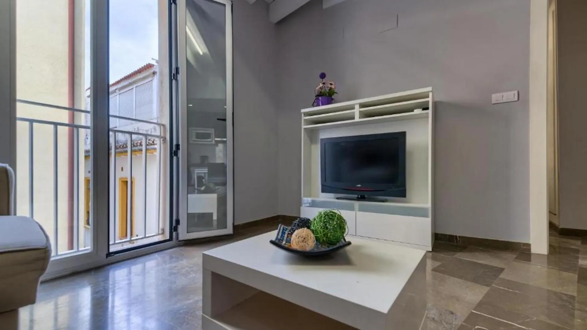 Апартаменты Apartamento En Casco Historico Con Terraza Comunitaria Y Parking Opcional Гранада